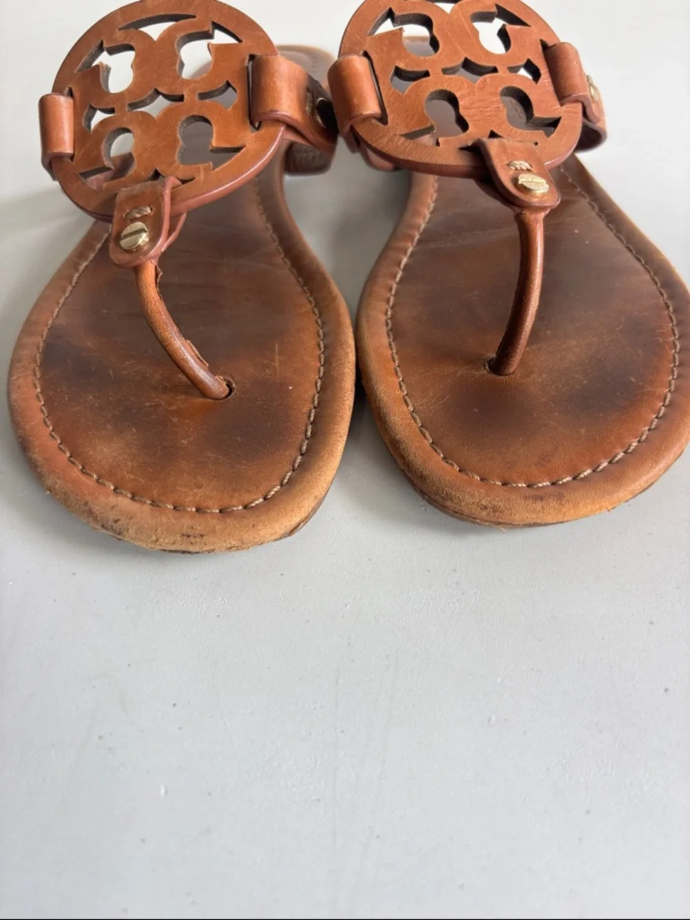 Tory Burch Millers Cognac Leather Logo Thong Sandals - Picture 4 of 7